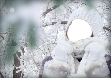 Светлые рамки. Рамка, фотоэффект: Прогулка. Девушка на прогулке в зимнем лесу