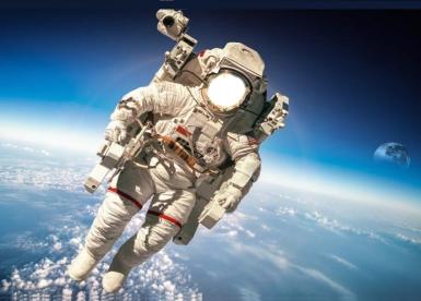 Всемирный день авиации и космонавтики. Фоторамка ко Дню космонавтики.. Космонавт в скафандре в открытом космосе, на фоне земли из космоса.