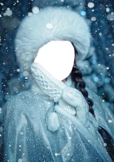 Зимний  коллаж для молодой женщины. Парчовый праздничный костюм, меховая шапка, вязанные теплые варежки. Снег, сумерки. Коса.